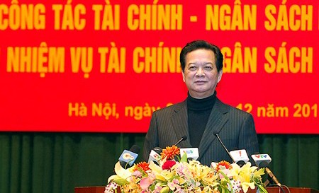 Nguyen Tan Dung : Il faut conjuguer la politique financière et monétaire  - ảnh 1